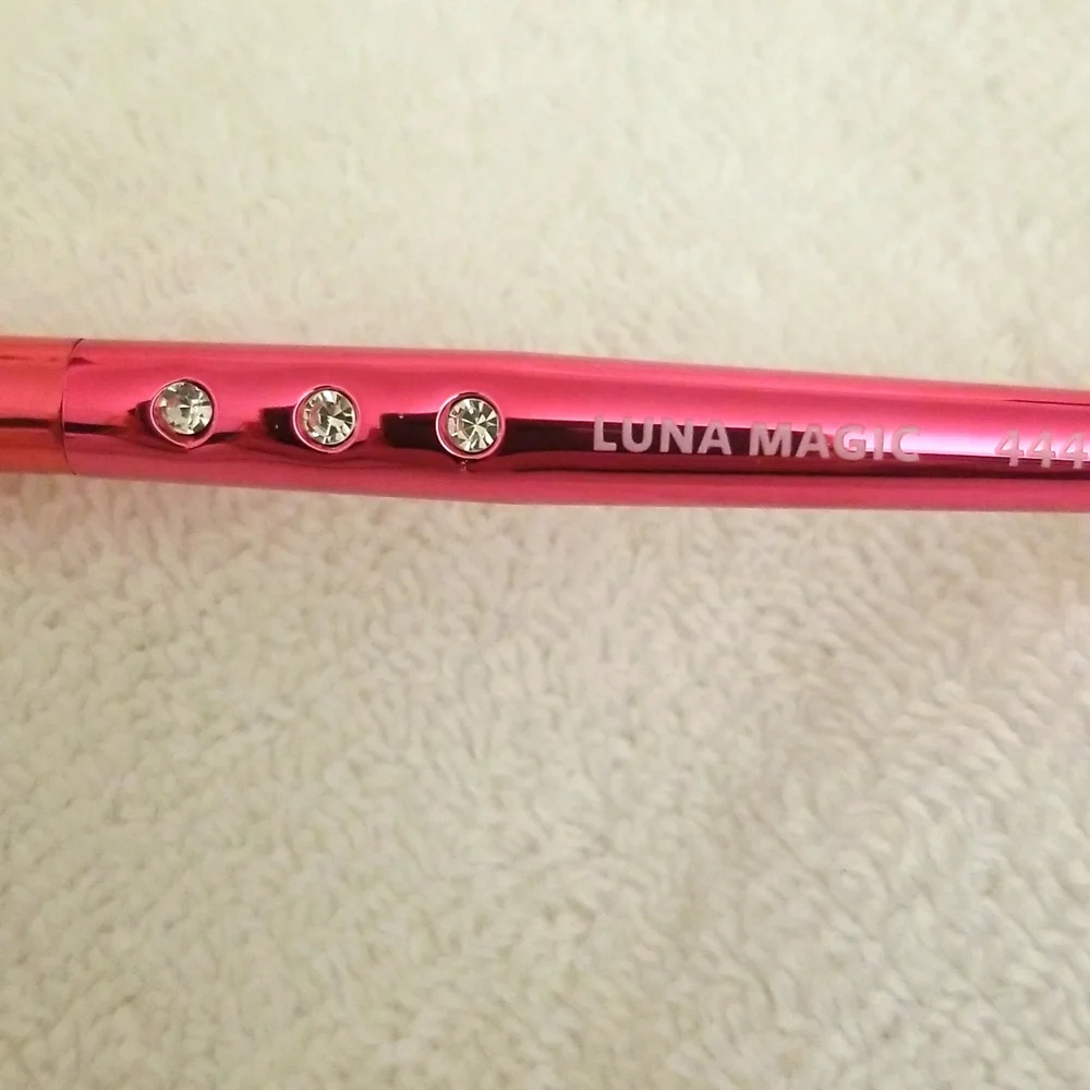 4/25 uncle item. Luna Magic Always On Point Eyeshadow Brush 444